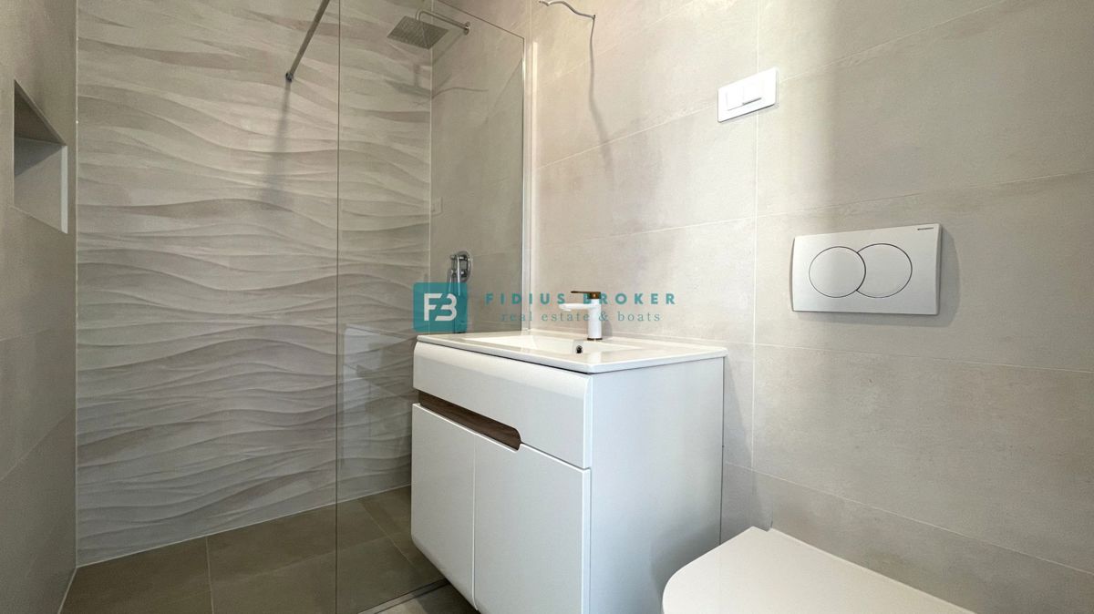 VODICE - SRIMA, novo, opremljeno stanovanje, 300 m do plaže, pogled na morje, 3 spalnice