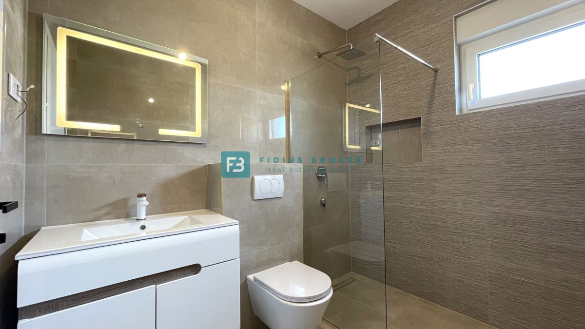 VODICE - SRIMA, novo, opremljeno stanovanje, 300 m do plaže, pogled na morje, 3 spalnice