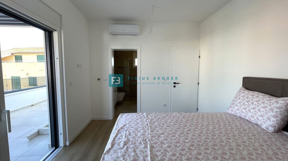 VODICE - SRIMA, novo, opremljeno stanovanje, 300 m do plaže, pogled na morje, 3 spalnice