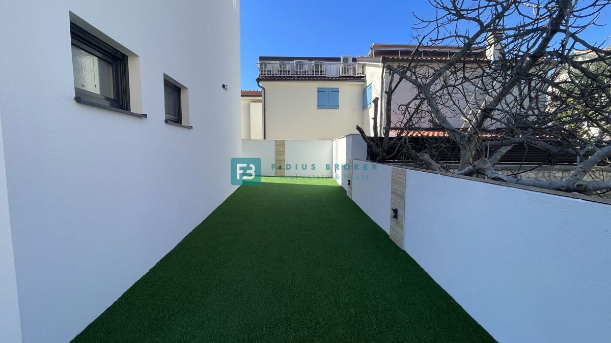 VODICE - SRIMA, novo, opremljeno stanovanje, 300 m do plaže, pogled na morje, 3 spalnice