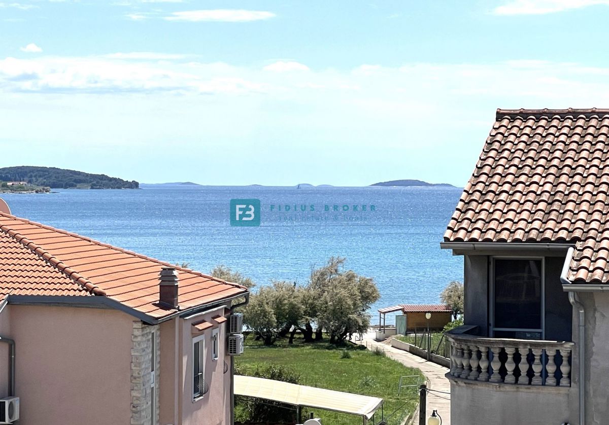VODICE, novo, vrhunska lokacija, 50 m do plaže, pogled na morje, dvigalo