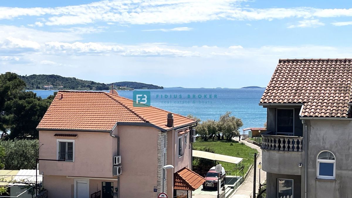 VODICE, novo, vrhunska lokacija, 50 m do plaže, pogled na morje, dvigalo