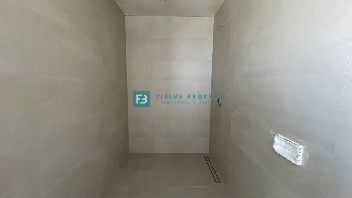 VODICE, novo, vrhunska lokacija, 50 m do plaže, pogled na morje, dvigalo