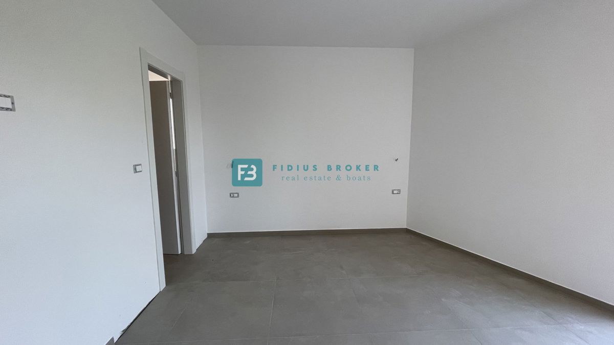 VODICE, novo, vrhunska lokacija, 50 m do plaže, pogled na morje, dvigalo