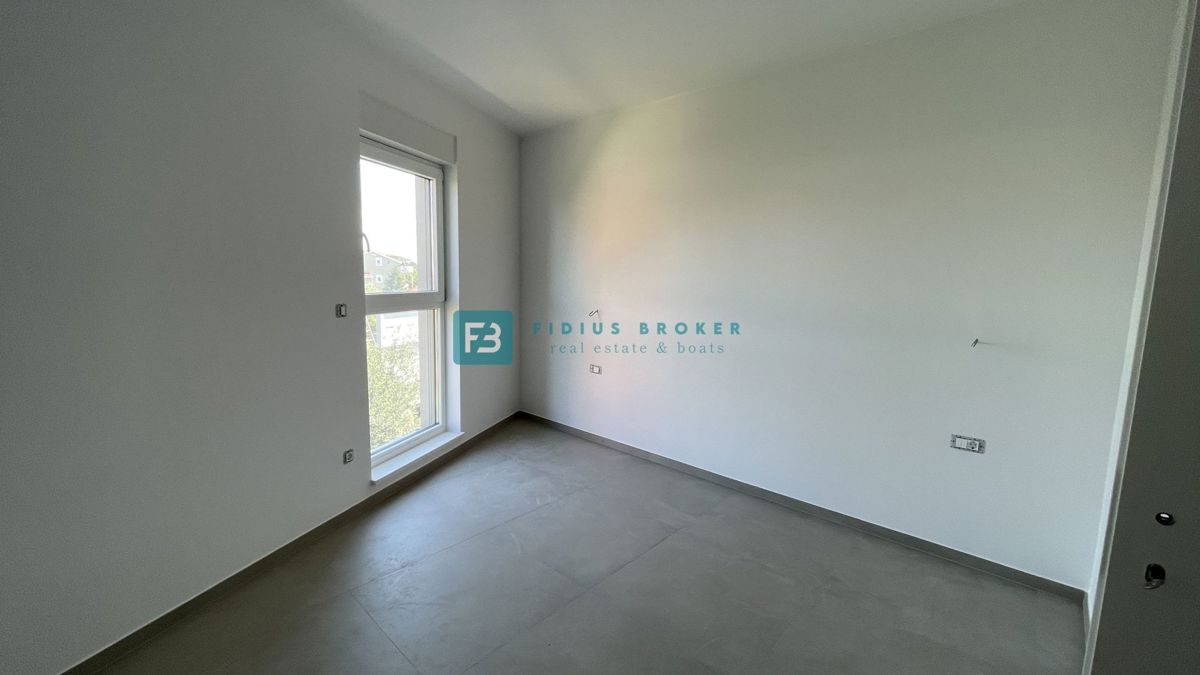 VODICE, novo, vrhunska lokacija, 50 m do plaže, pogled na morje, dvigalo