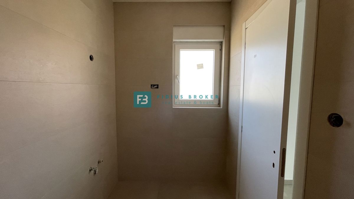 VODICE, novo, vrhunska lokacija, 50 m do plaže, pogled na morje, dvigalo