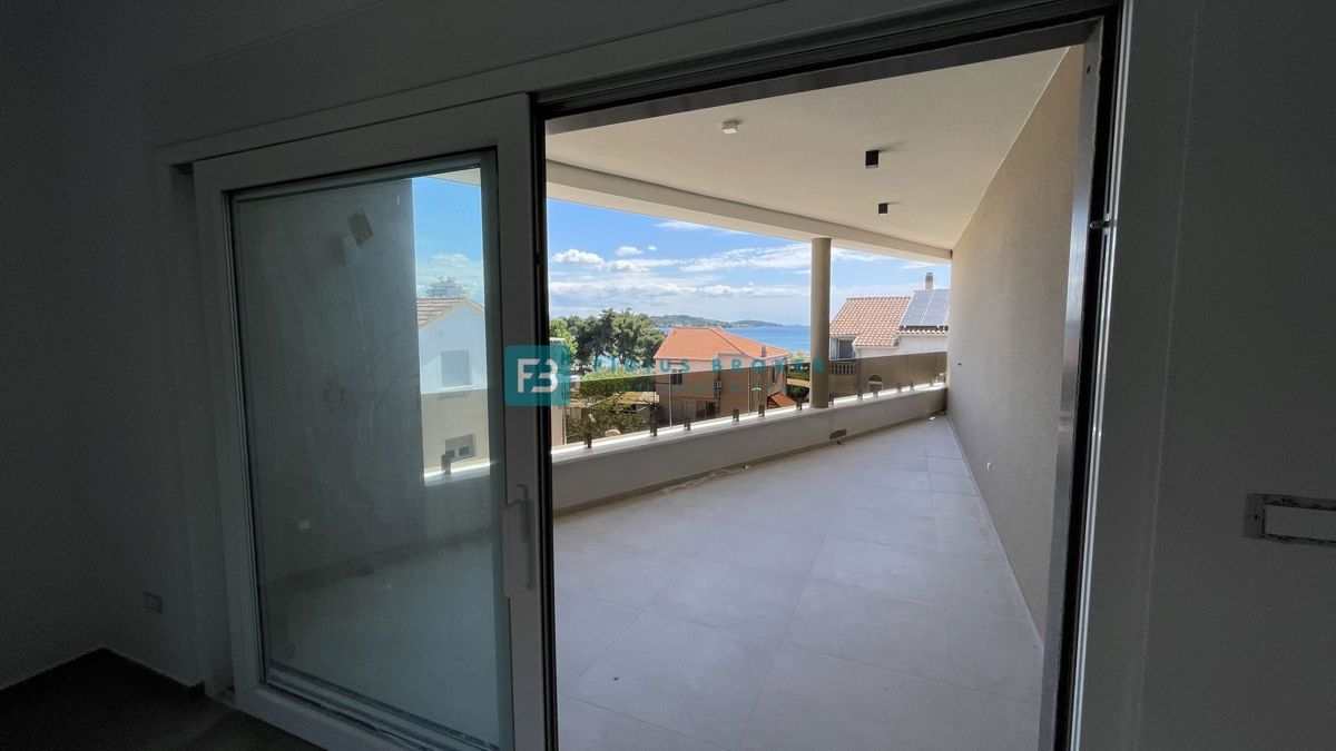 VODICE, novo, vrhunska lokacija, 50 m do plaže, pogled na morje, dvigalo