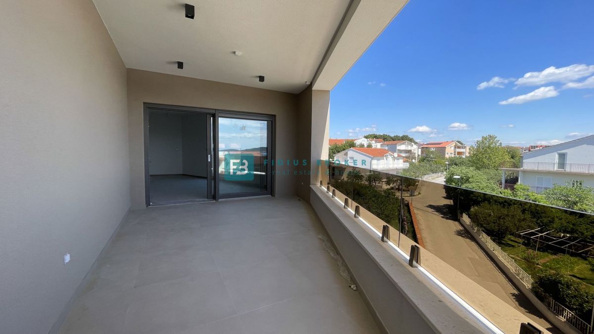 VODICE, novo, vrhunska lokacija, 50 m do plaže, pogled na morje, dvigalo