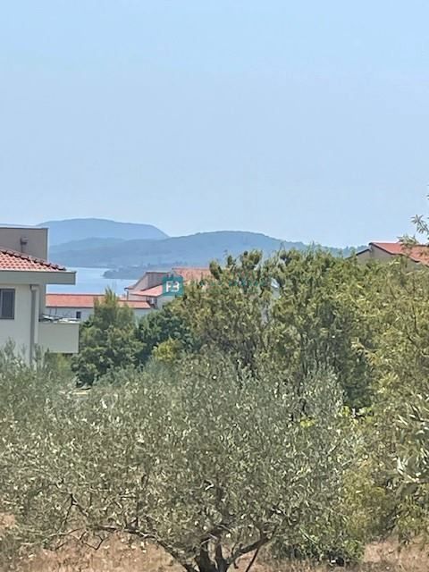 VODICE, gradbeno zemljišče 2400 m2, pogled na morje