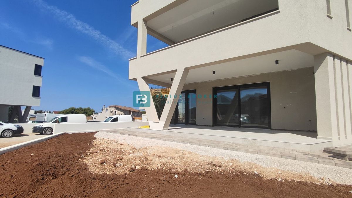 TRIBUNJ, novogradnja, pritličje + vrt 250 m2, 500 m do morja