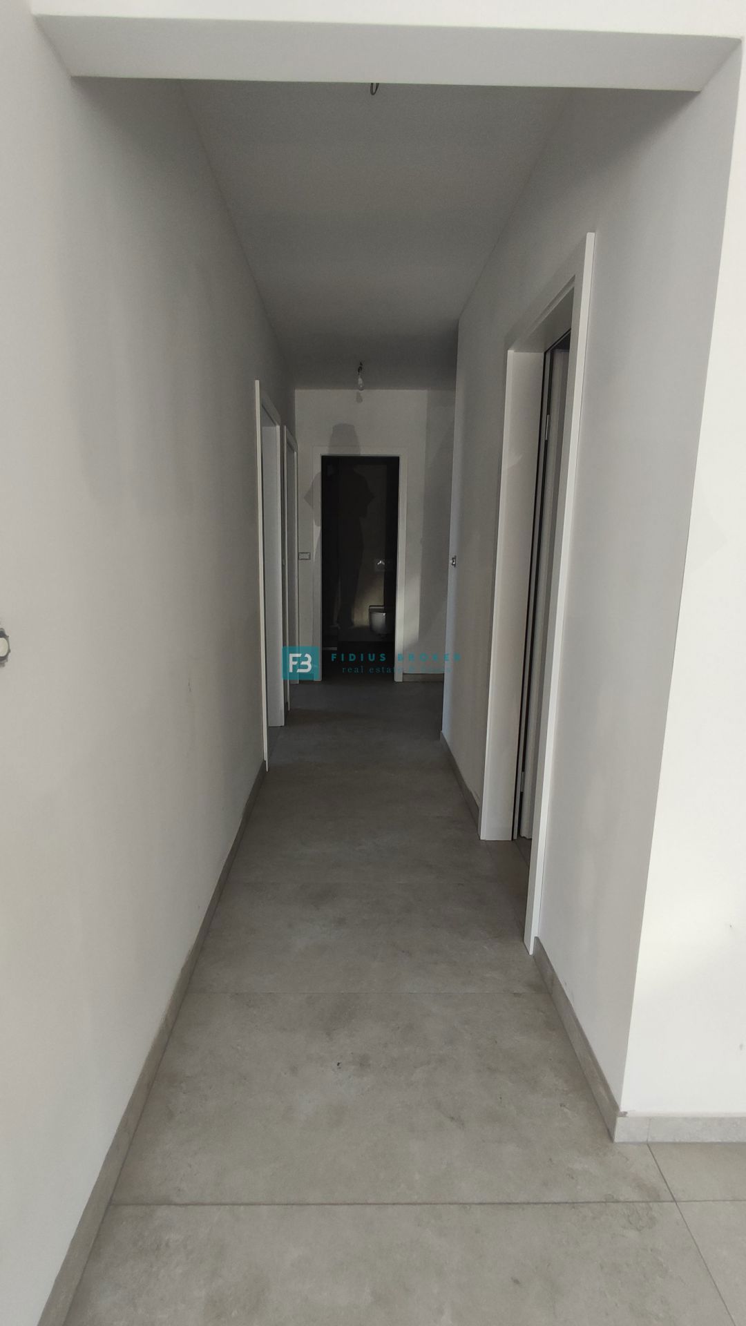 TRIBUNJ, novogradnja, pritličje + vrt 250 m2, 500 m do morja