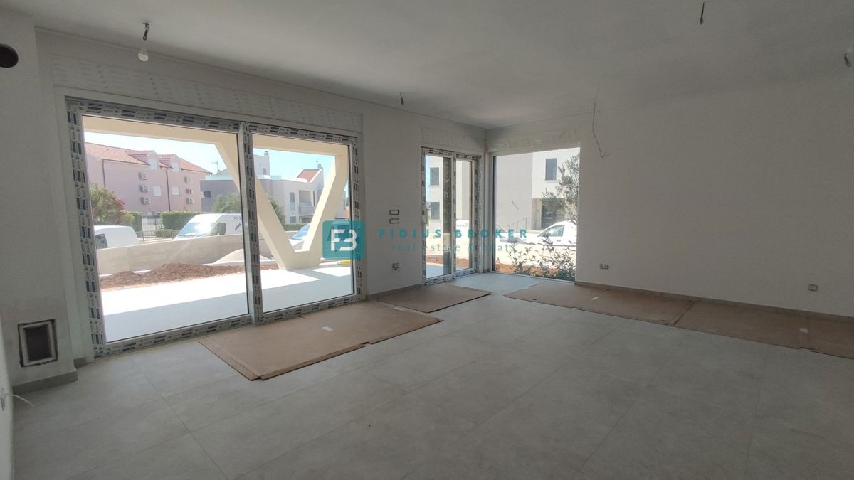 TRIBUNJ, novogradnja, pritličje + vrt 250 m2, 500 m do morja