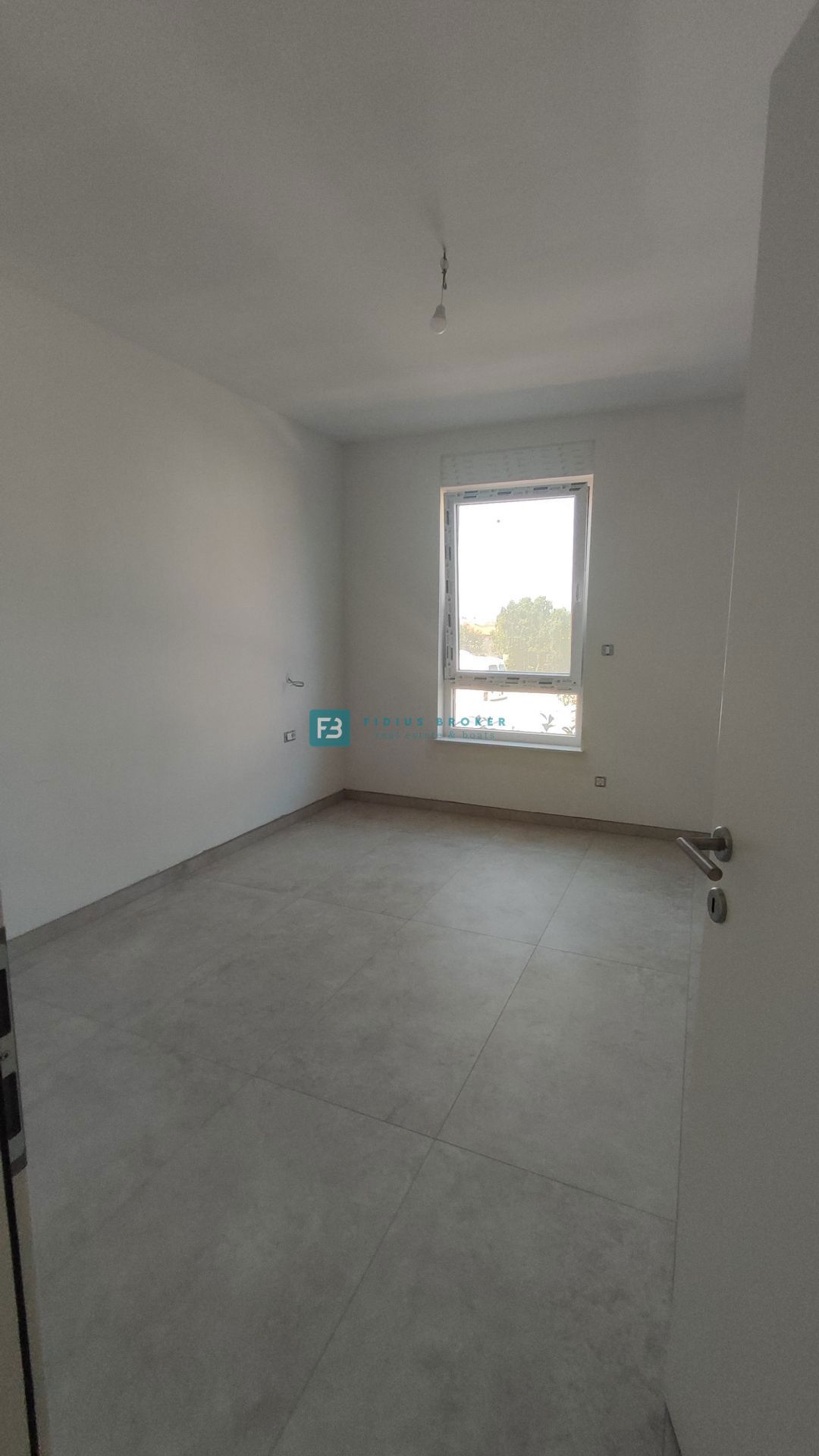 TRIBUNJ, novogradnja, pritličje + vrt 250 m2, 500 m do morja