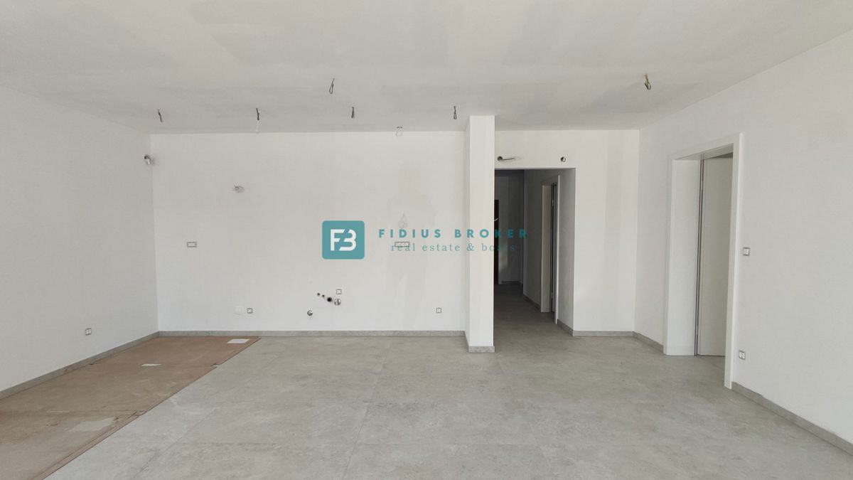 TRIBUNJ, novogradnja, pritličje + vrt 250 m2, 500 m do morja