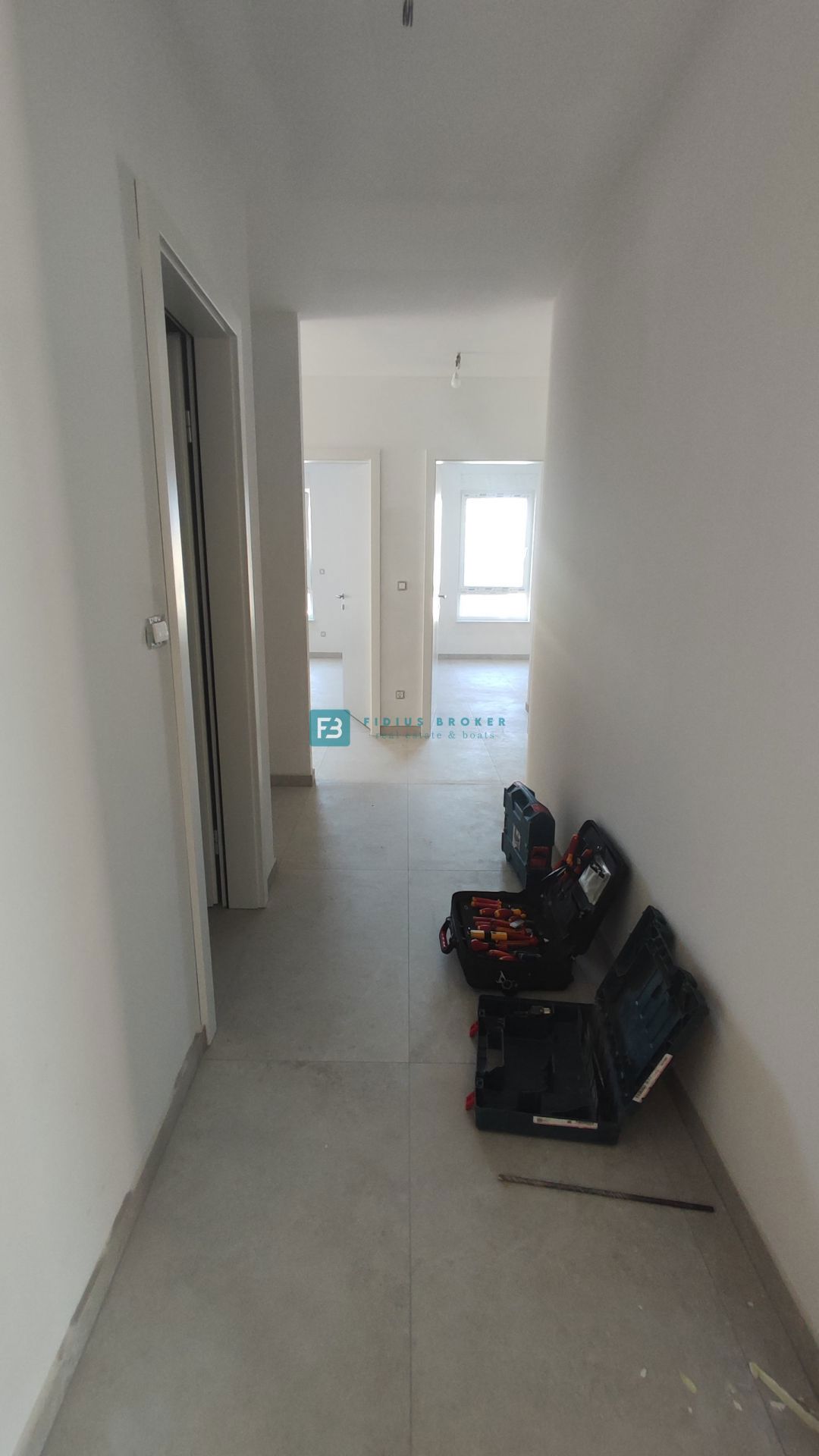TRIBUNJ, novogradnja, pritličje + vrt 250 m2, 500 m do morja