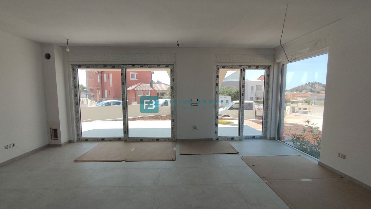 TRIBUNJ, novogradnja, pritličje + vrt 250 m2, 500 m do morja