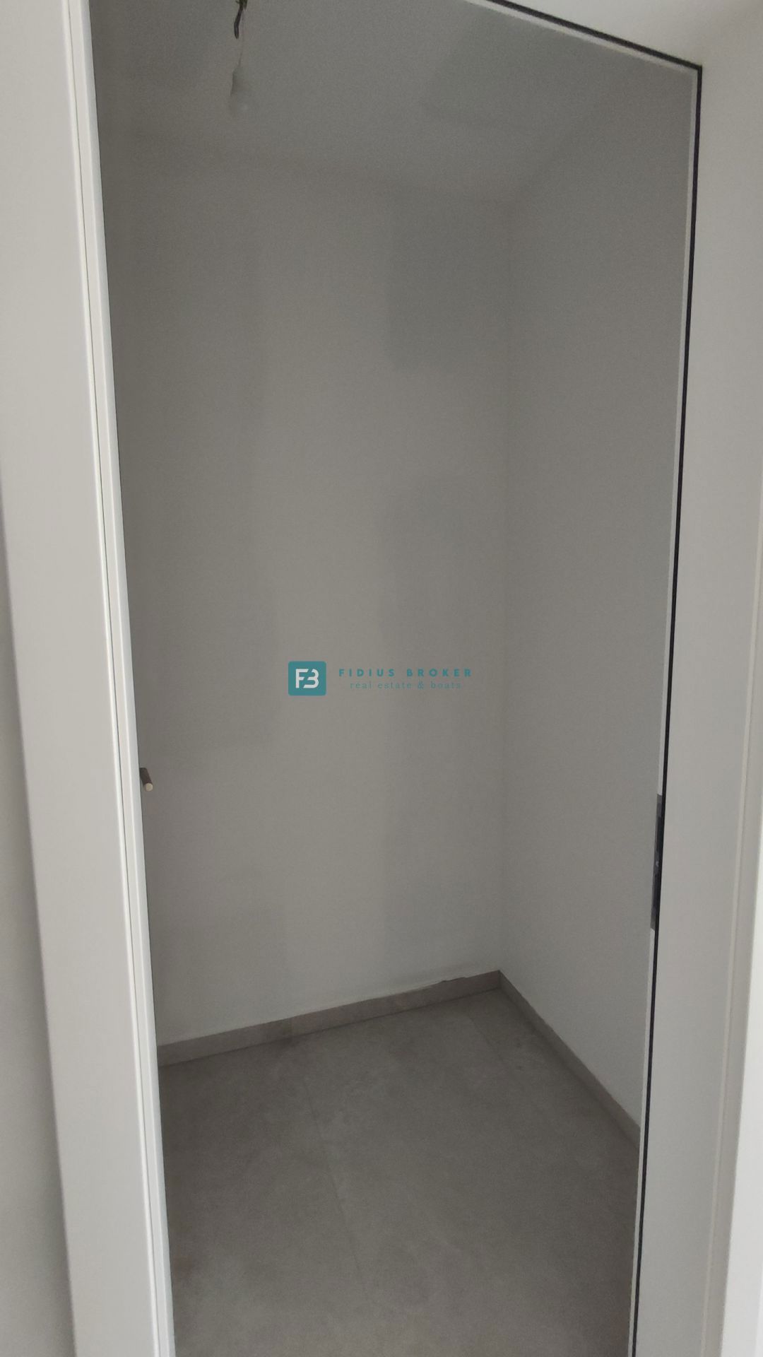 TRIBUNJ, novogradnja, pritličje + vrt 250 m2, 500 m do morja