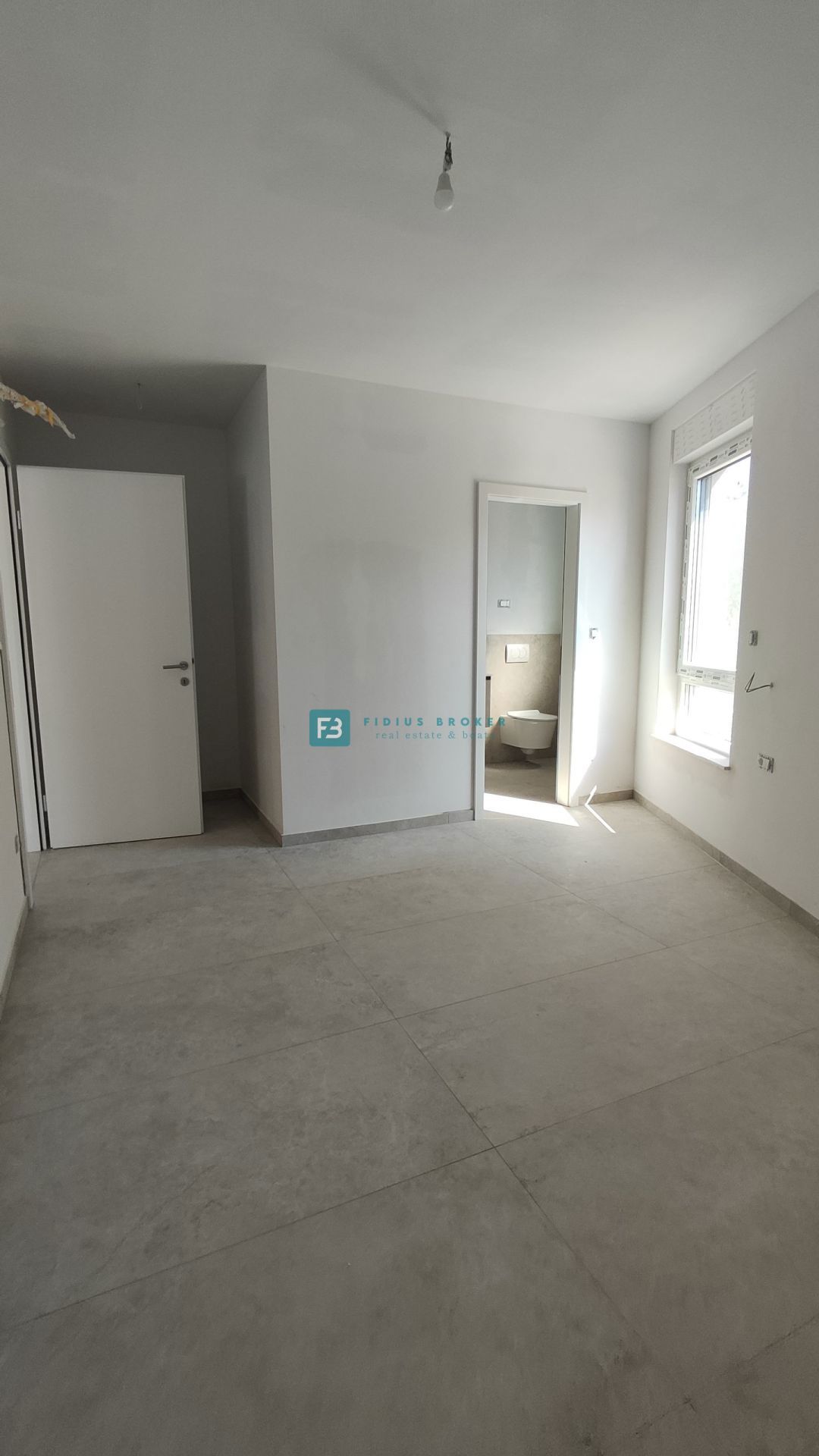 TRIBUNJ, novogradnja, pritličje + vrt 250 m2, 500 m do morja