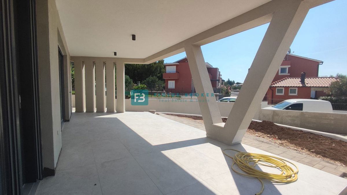 TRIBUNJ, novogradnja, pritličje + vrt 250 m2, 500 m do morja