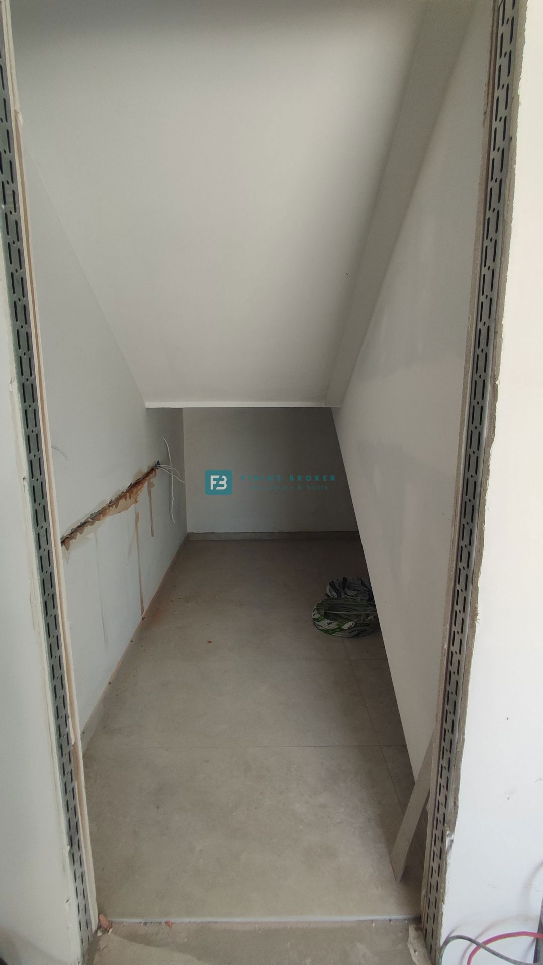 TRIBUNJ, novogradnja, pritličje + vrt 250 m2, 500 m do morja