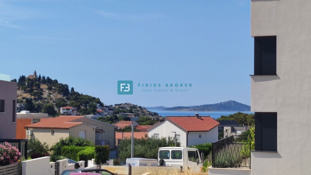 TRIBUNJ, novogradnja, pritličje + vrt 250 m2, 500 m do morja