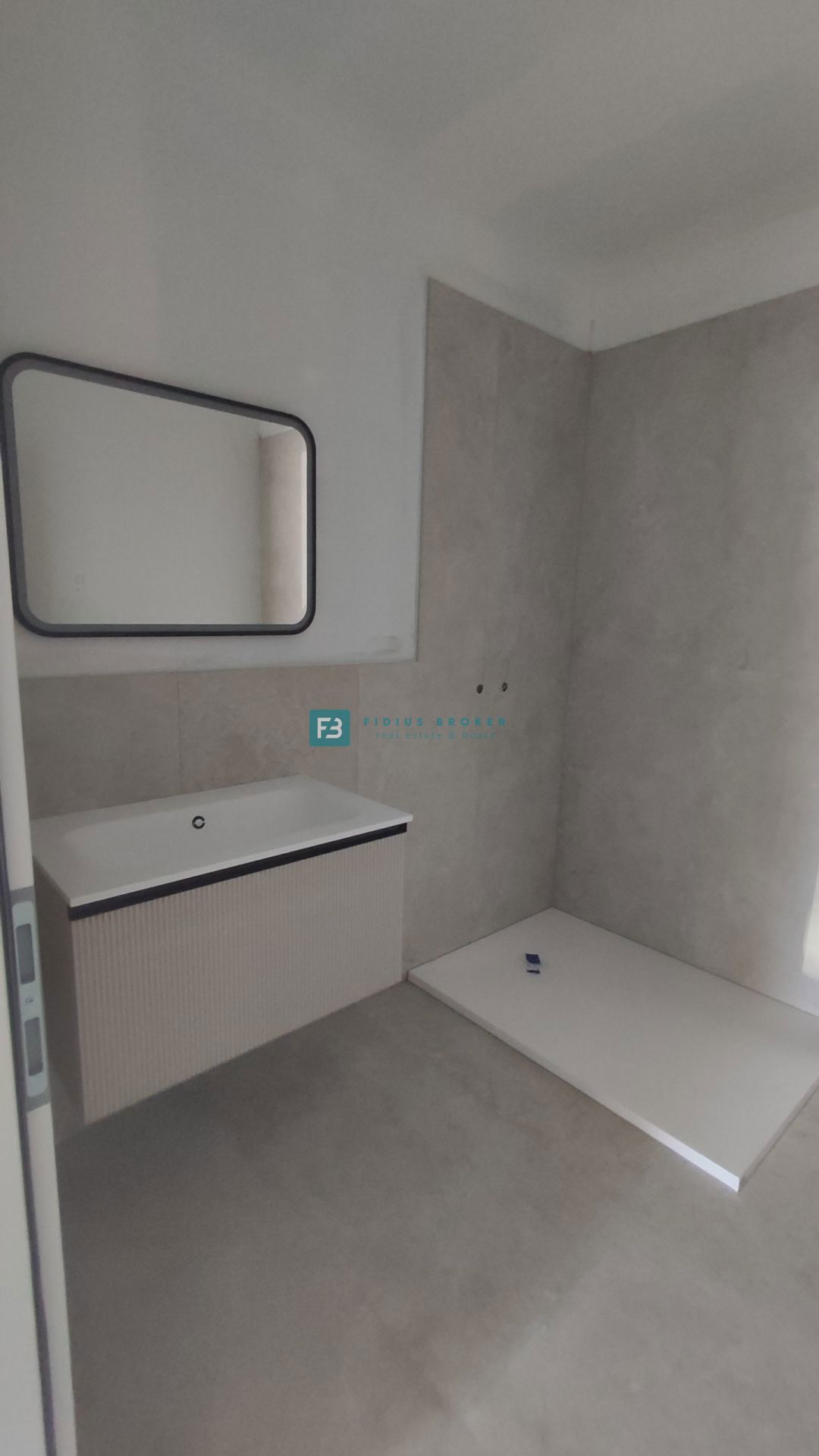 TRIBUNJ, novogradnja, pritličje + vrt 250 m2, 500 m do morja