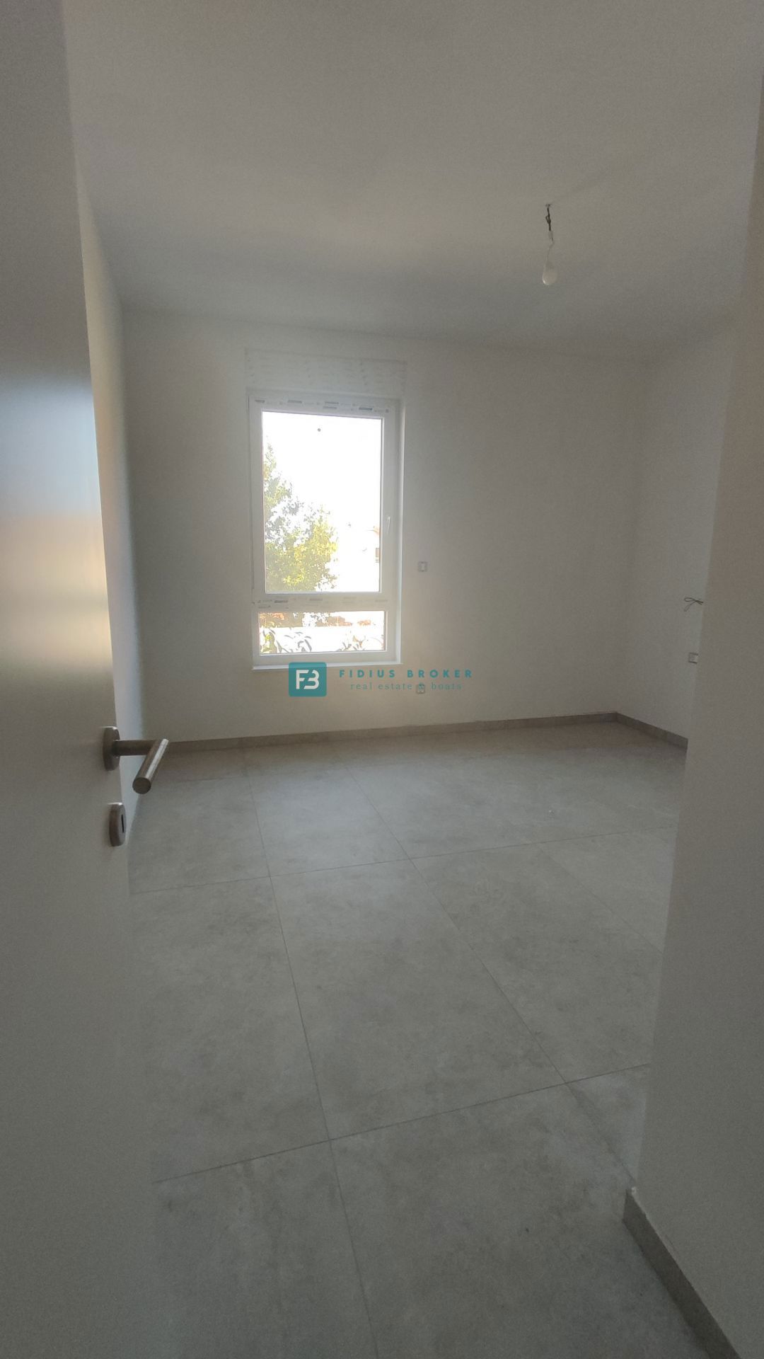 TRIBUNJ, novogradnja, pritličje + vrt 250 m2, 500 m do morja