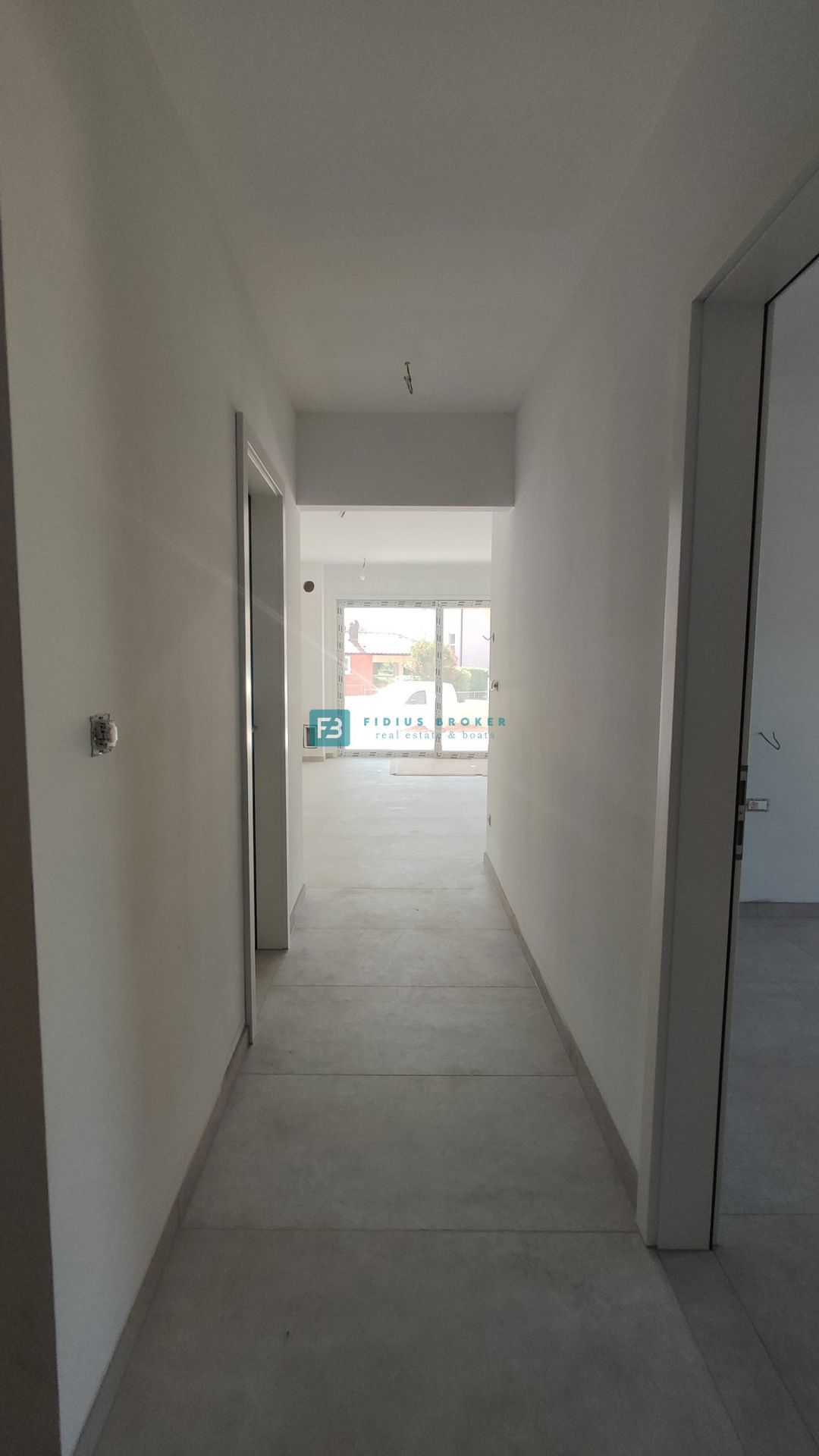 TRIBUNJ, novogradnja, pritličje + vrt 250 m2, 500 m do morja