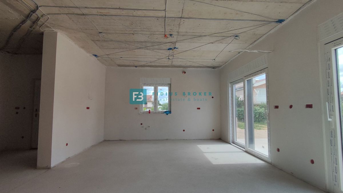 VODICE, novogradnja, dvojček, vrt 166 m2, mirna lokacija, S2
