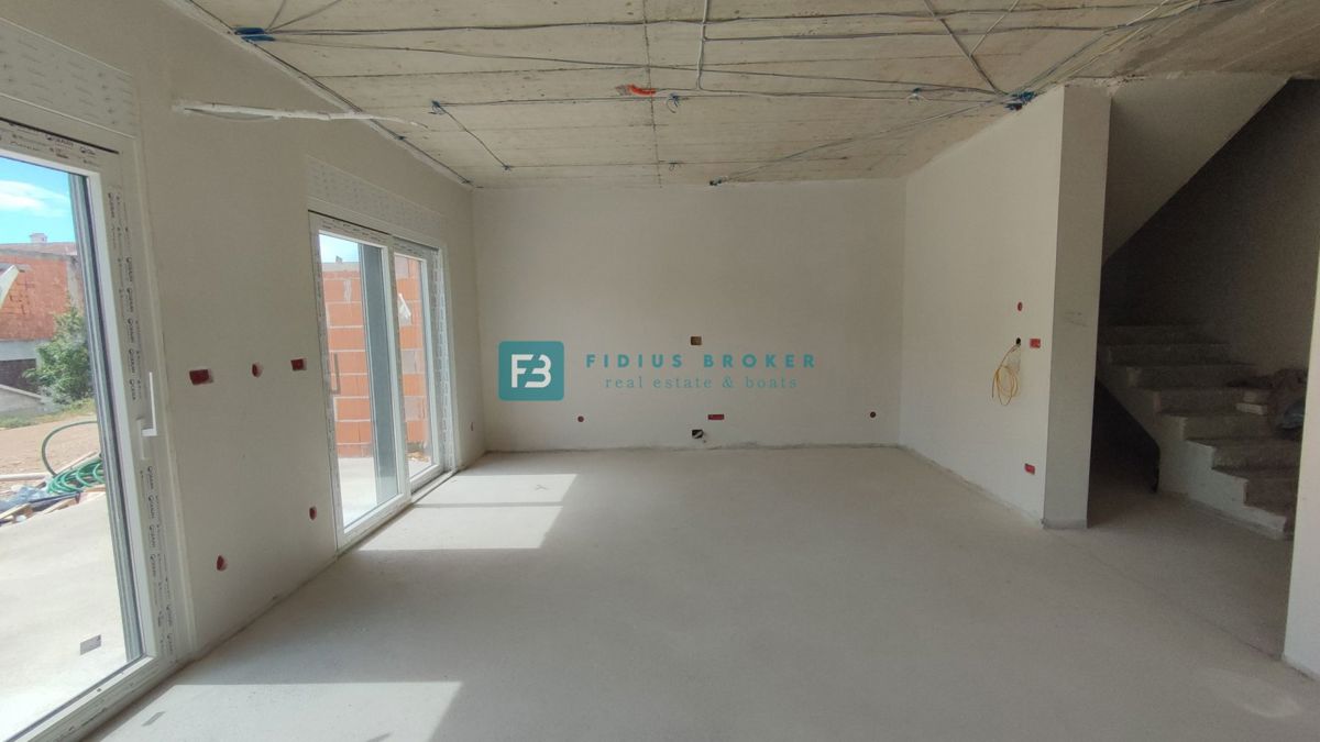 VODICE, novogradnja, dvojček, vrt 166 m2, mirna lokacija, S2
