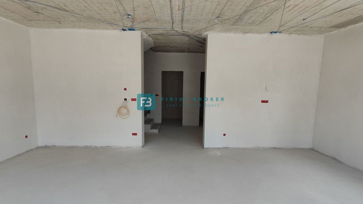 VODICE, novogradnja, dvojček, vrt 166 m2, mirna lokacija, S2