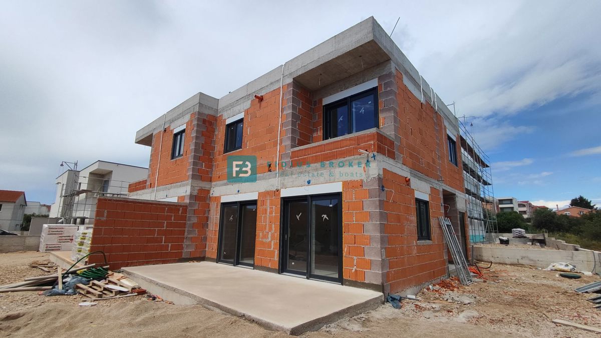 VODICE, novogradnja, dvojček, vrt 166 m2, mirna lokacija, S2