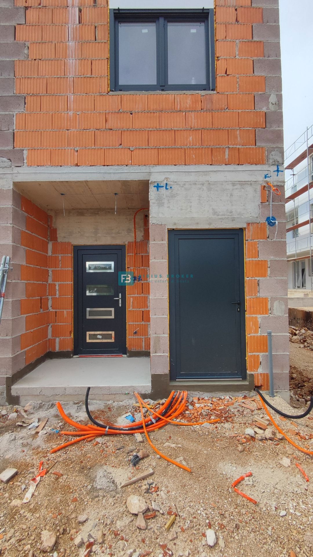 VODICE, novogradnja, dvojček, vrt 166 m2, mirna lokacija, S2