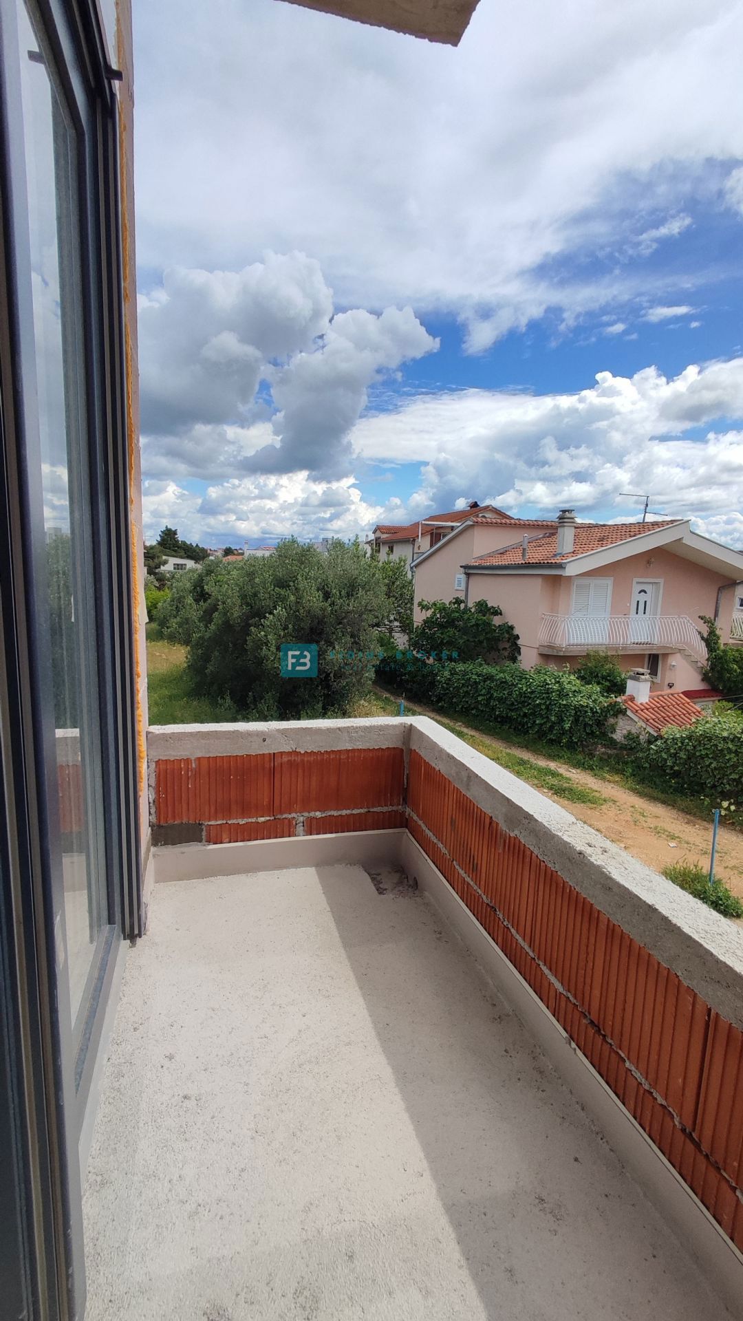 VODICE, novogradnja, dvojček, vrt 166 m2, mirna lokacija, S2