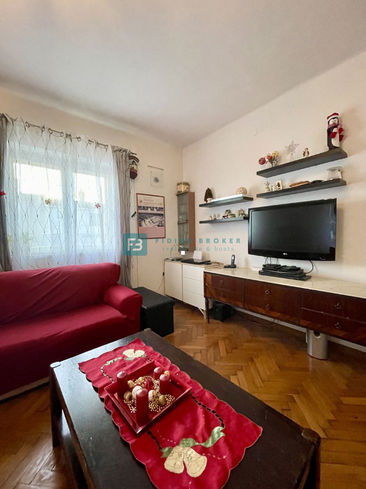 ŠIBENIK, družinski apartma v centru s parkiriščem