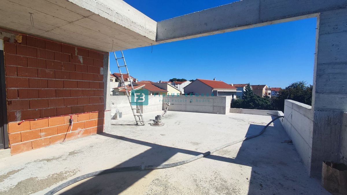 VODICE, novogradnja, 200 m do plaže, pogled na morje, strešna terasa