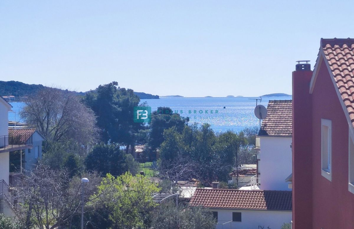 VODICE, novogradnja, 200 m do plaže, pogled na morje, strešna terasa