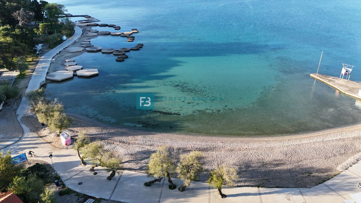 VODICE, novogradnja, 200 m do plaže, pogled na morje, strešna terasa