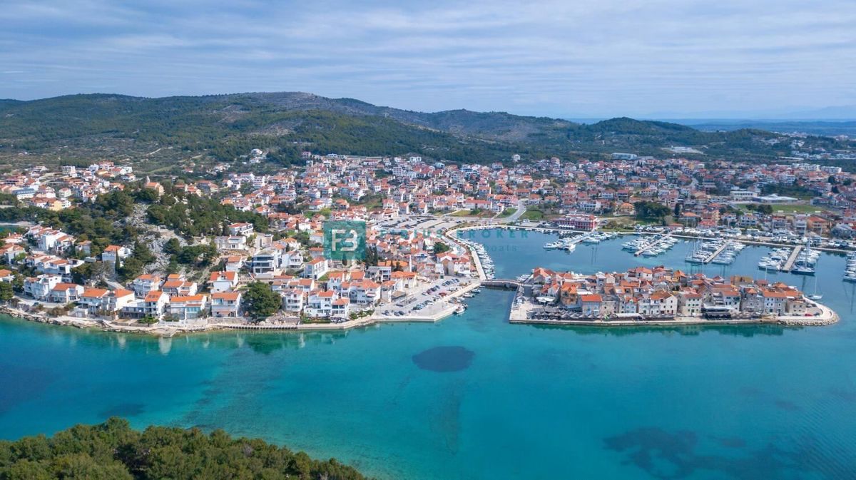 TRIBUNJ, tradicionalna kamnita hiša, 40 m od morja, bazen, pogled na morje