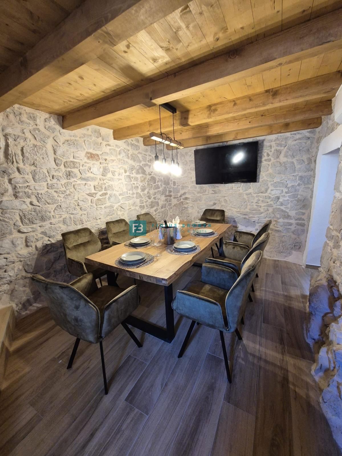 TRIBUNJ, tradicionalna kamnita hiša, 40 m od morja, bazen, pogled na morje