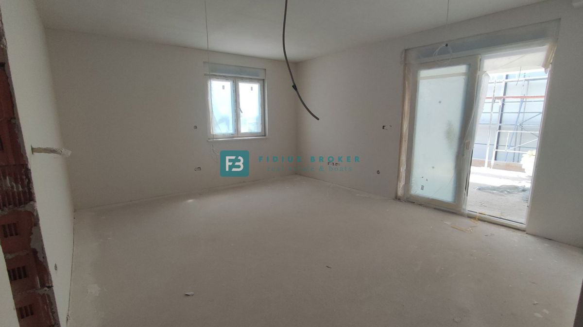 VODICE, novogradnja, pritličje, vrt 130 m2, mirna lokacija, S1