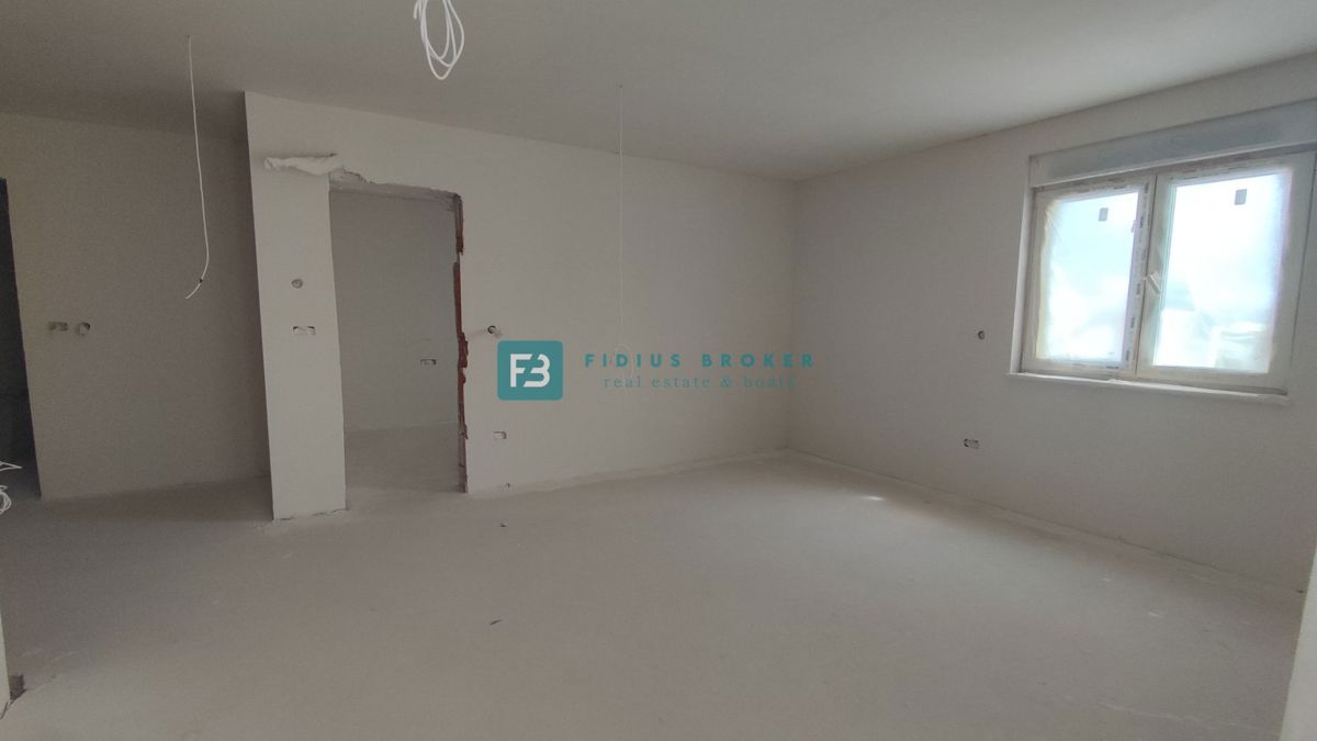 VODICE, novogradnja, pritličje, vrt 130 m2, mirna lokacija, S1