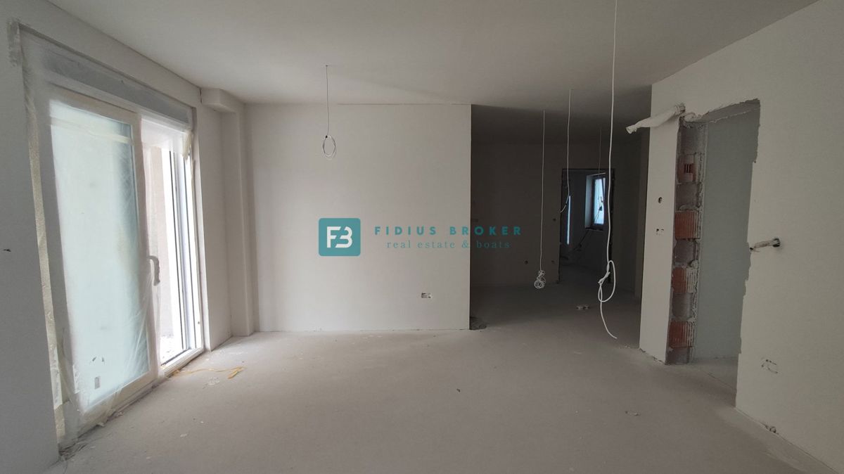 VODICE, novogradnja, pritličje, vrt 130 m2, mirna lokacija, S1