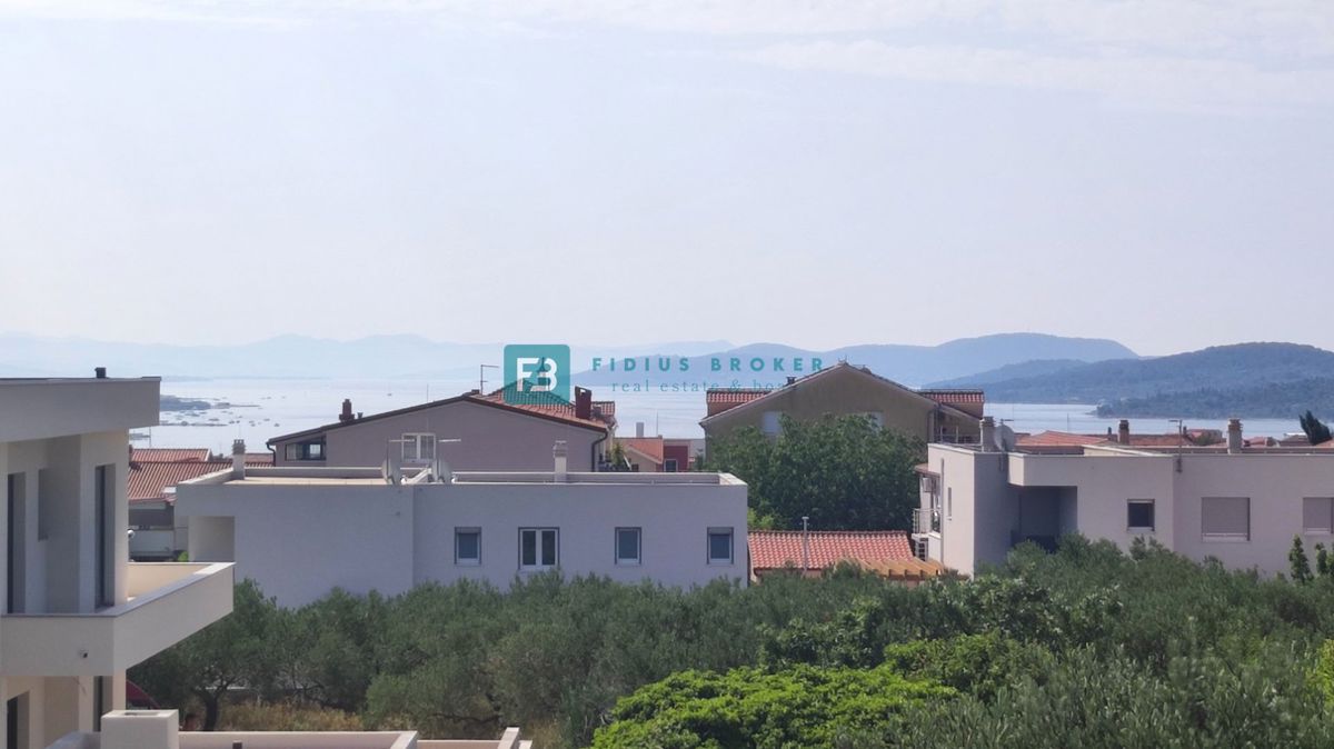 VODICE, novogradnja, 1. nadstropje, 2 spalnici, terasa 25 m2, shramba