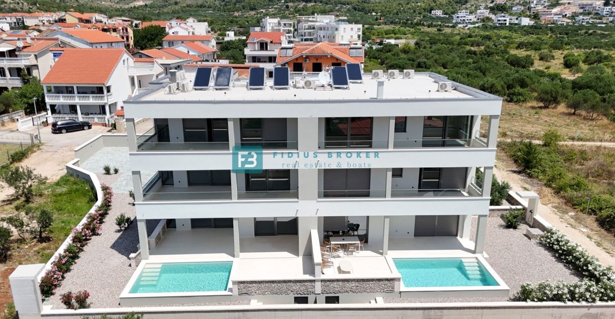 TRIBUNJ, novo, 1. nadstropje, 400 m do plaže, pogled na morje