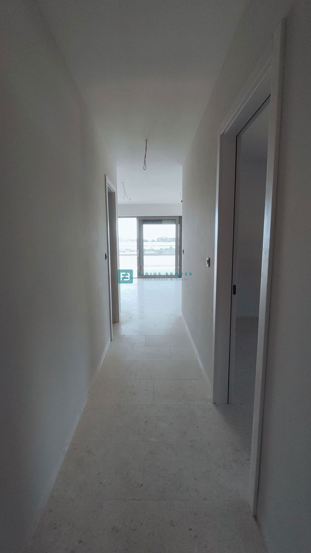 TRIBUNJ, novo, 1. nadstropje, 400 m do plaže, pogled na morje