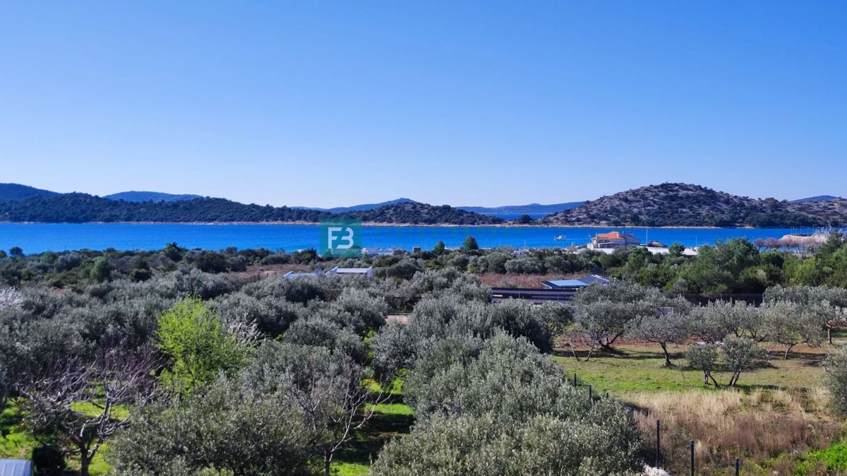TRIBUNJ, novo, 1. nadstropje, 400 m do plaže, pogled na morje