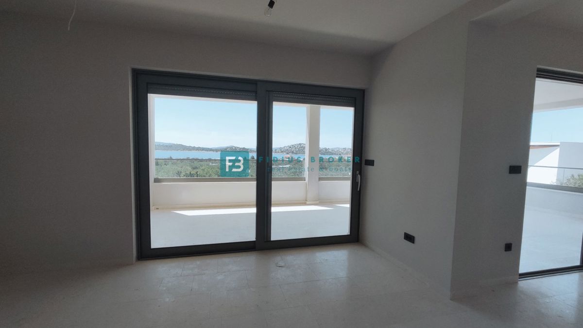 TRIBUNJ, novo, 1. nadstropje, 400 m do plaže, pogled na morje
