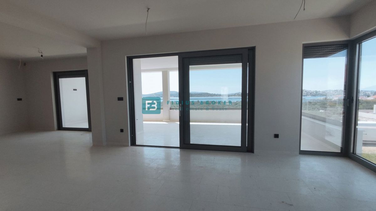 TRIBUNJ, novo, 1. nadstropje, 400 m do plaže, pogled na morje