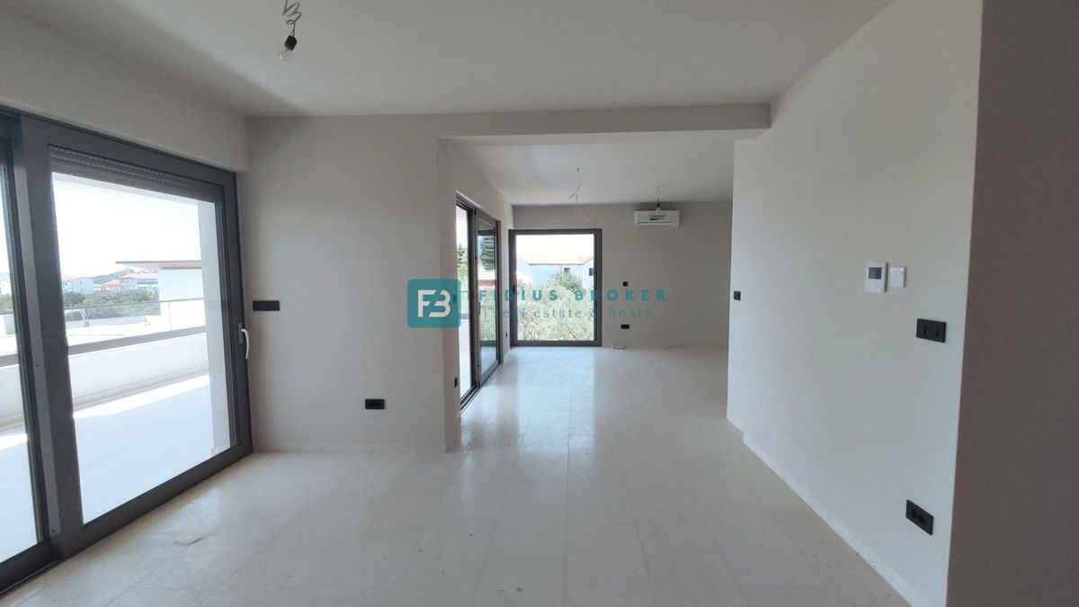TRIBUNJ, novo, 1. nadstropje, 400 m do plaže, pogled na morje